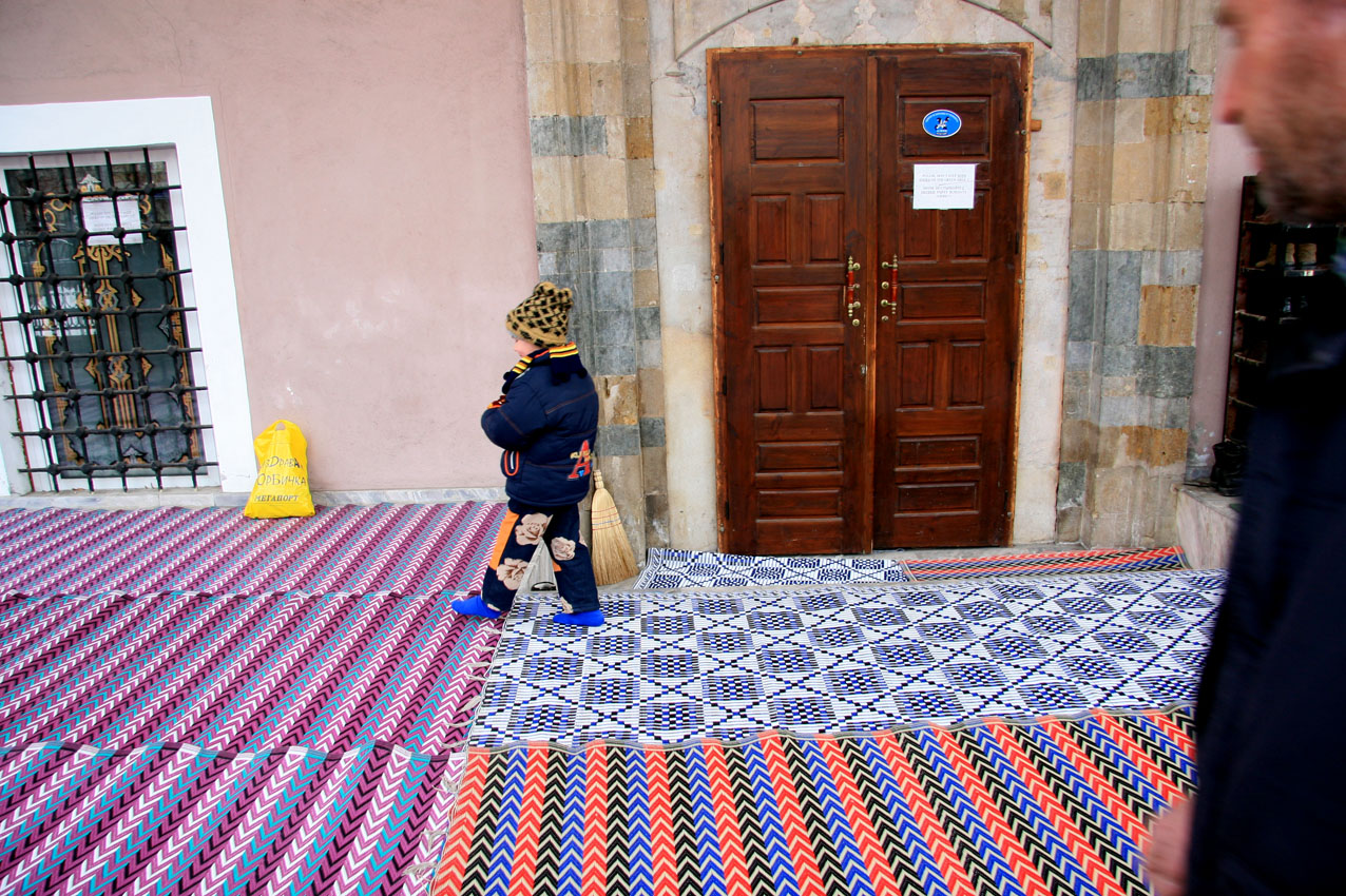 Un niño a las puertas de la mezquita de Sofía